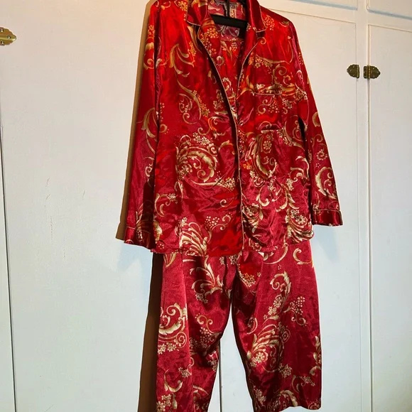 Morgan Taylor Red Satin Pajama Set with Gold Paisley Motif - Picture 3 of 11